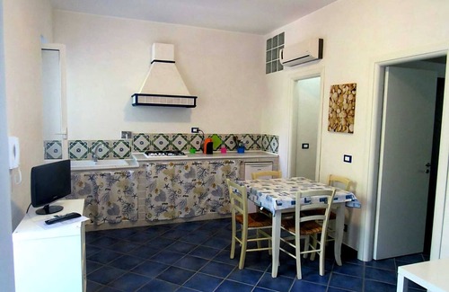 Capo d'Orlando Apartamento | apartamento de dos habitaciones con vista al jardín con balcón con vistas al mar en Capo d'Orlando