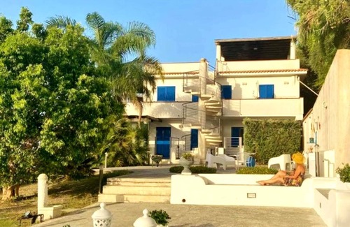 Capo d'Orlando Apartamento | apartamento de dos habitaciones con vista al jardín con balcón con vistas al mar en Capo d'Orlando