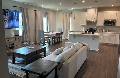 Wooster Casa | New 2024 Luxury 3BR Home Near Downtown Wooster & College