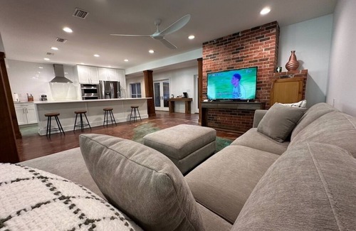Fairhope Casa | New 2024 Waterfront Duplex - Private Modern Retreat - Groups