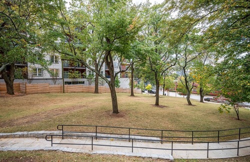 Old Fourth Ward Condominio | New 2B2B with Balcony Downtown