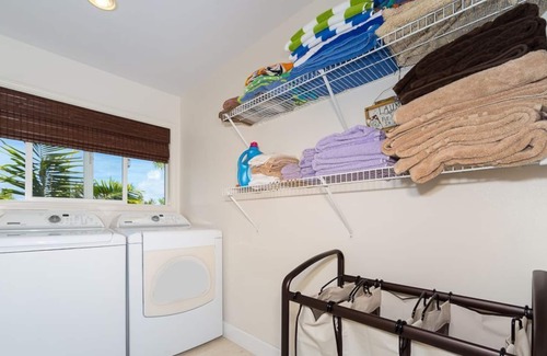 Kailua Cabaña | Nuevo 2Bd / 2Ba, pasos a la playa, cocina de lujo, baño, sala de estar y piscina!