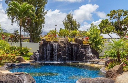 Kailua Cabaña | Nuevo 2Bd / 2Ba, pasos a la playa, cocina de lujo, baño, sala de estar y piscina!