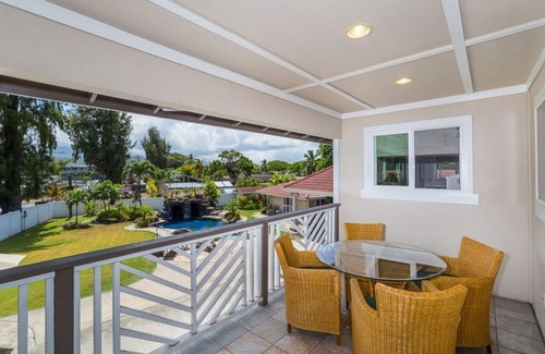 Kailua Cabaña | Nuevo 2Bd / 2Ba, pasos a la playa, cocina de lujo, baño, sala de estar y piscina!