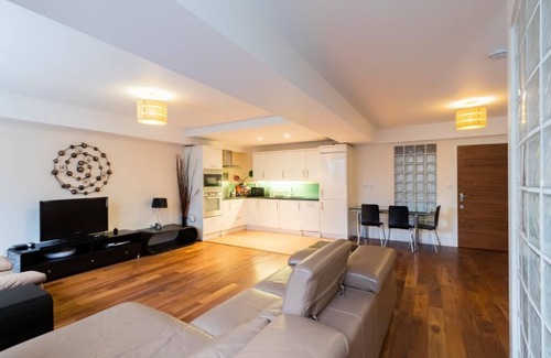 Brondesbury Apartamento | New 2BD & 2BTH Flat - 1 mins walk to underground station