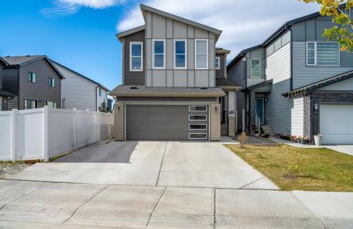 Southeast Calgary Casa | NEW! 2BR Private Suite SE Calgary - FREE Banff Pass, Netflix, Parking!