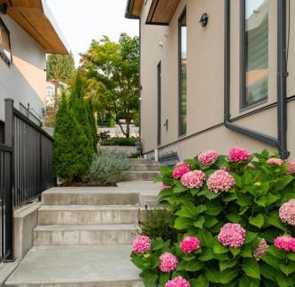 Dundarave Casa | New 2BR Suite With Great Ocean View in West Vancouver