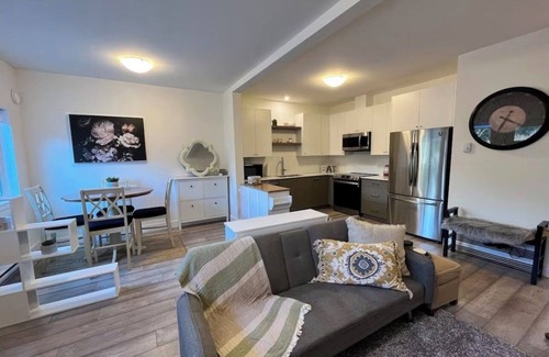 Langford Casa | NEW 2BR Victoria Suite: Family, Pet, Work-Friendly