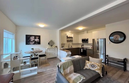 Langford Casa | NEW 2BR Victoria Suite: Family, Pet, Work-Friendly