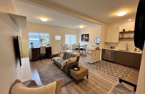 Langford Casa | NEW 2BR Victoria Suite: Family, Pet, Work-Friendly