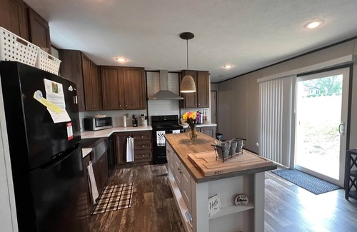 Goreville Casa | New 3 bd 2 bath Lake of Egypt. Sleeps 6. Pet friendly. Room to park boat and RV.