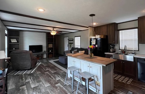 Goreville Casa | New 3 bd 2 bath Lake of Egypt. Sleeps 6. Pet friendly. Room to park boat and RV.