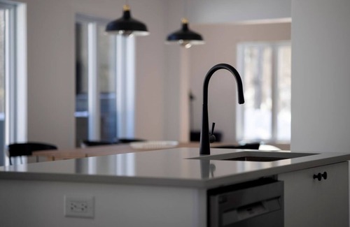 Chertsey Chalet De Esquí | New 3 bedroom chalet with hot tub only 1h away from Mtl