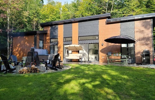 Chertsey Chalet De Esquí | New 3 bedroom chalet with hot tub only 1h away from Mtl