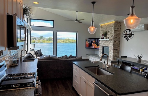 Polson Condominio | New! 3-bedroom lake-front condo on Flathead Lake