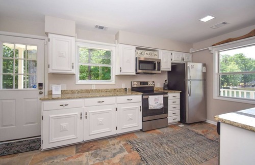 Dadeville Casa | NEW! 3 bedroom lakefront home with wheelchair accessibility, sleeps 8!