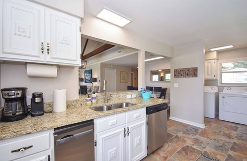 Dadeville Casa | NEW! 3 bedroom lakefront home with wheelchair accessibility, sleeps 8!