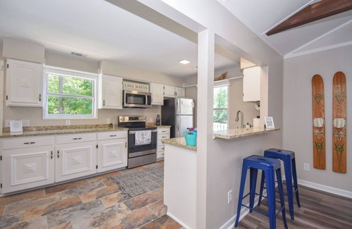 Dadeville Casa | NEW! 3 bedroom lakefront home with wheelchair accessibility, sleeps 8!