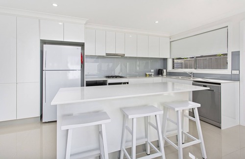 Lake Illawarra Apartamento | New 3 bedroom Townhouse - 6 Adults & 2 children, a few mins walk to Beach & Lake