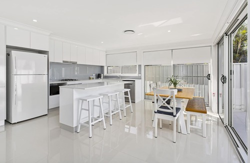 Lake Illawarra Apartamento | New 3 bedroom Townhouse - 6 Adults & 2 children, a few mins walk to Beach & Lake