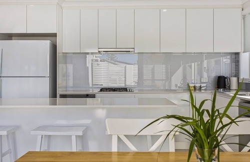 Lake Illawarra Apartamento | New 3 bedroom Townhouse - 6 Adults & 2 children, a few mins walk to Beach & Lake