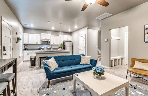 Midwest City Casa | New 3B/2.5B In Heart Of MW City