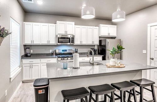Midwest City Casa | New 3B/2.5B In Heart Of MW City