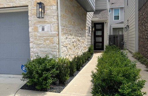 Spring Shadows Casa | New 3bedrooms 2.5bathrooms with Tesla charging station.