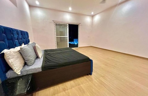 Sushant Lok Otro | New 3bhk Farmhouse with Pool n V.big hall 4 parties
