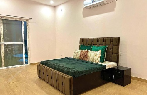 Sushant Lok Otro | New 3bhk Farmhouse with Pool n V.big hall 4 parties