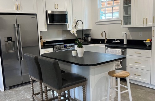 Oxford Cabaña | New 3BR/2BA - Walk to Square. Ideal for Game Day & Family Stays