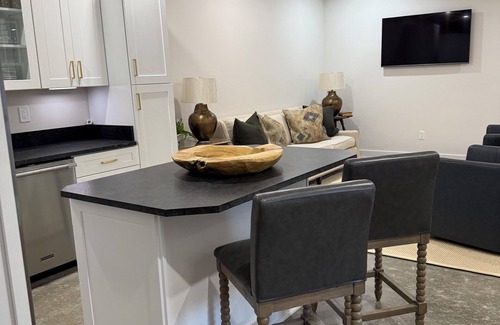 Oxford Cabaña | New 3BR/2BA - Walk to Square. Ideal for Game Day & Family Stays