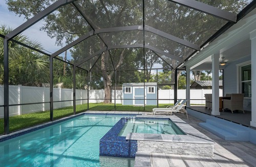 Riverside Heights Casa | Bungalow Nuevo y Moderno con Piscina, Spa y Barra en la piscina