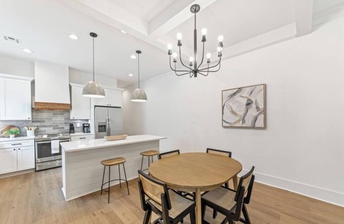 Lafayette Casa | New 3BR - King Bed - Garage - Near Hospital
