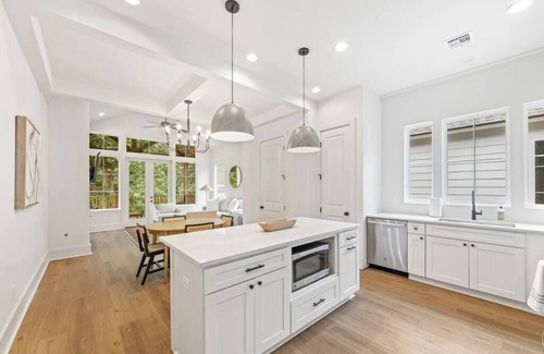 Lafayette Casa | New 3BR - King Bed - Garage - Near Hospital