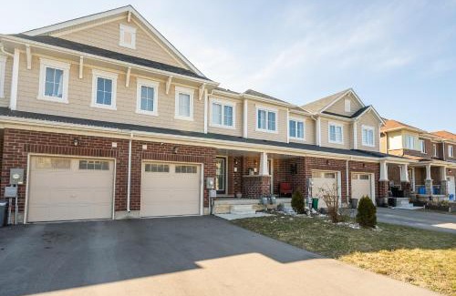 Thorold Casa | New 3BR Townhouse, Minutes to Niagara Falls and Brock University by GLOBALSTAY