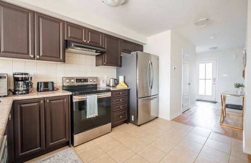 Thorold Apartamento | New 3BR Townhouse, Minutes to Niagara Falls and Brock University by GLOBALSTAY