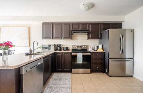 Thorold Apartamento | New 3BR Townhouse, Minutes to Niagara Falls and Brock University by GLOBALSTAY