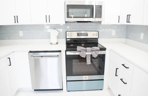 St. Petersburg Casa | New! 4-2 Home near St Pete Pier