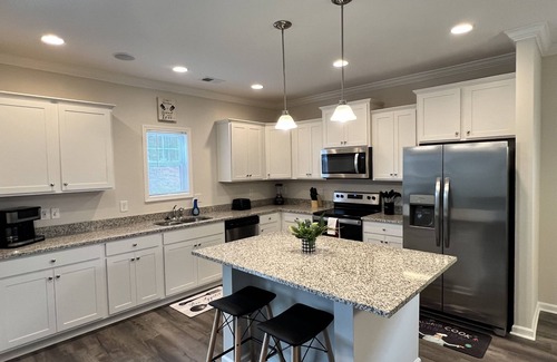 Anderson Casa | New 4 Bdr Home Close to Clemson U & Lake Hartwell