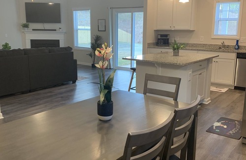 Anderson Casa | New 4 Bdr Home Close to Clemson U & Lake Hartwell