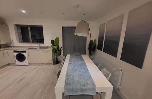 Manchester Casa | New 4 bedrm house! Parking. 10min to City/Etihad