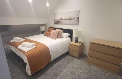 Manchester Casa | New 4 bedrm house! Parking. 10min to City/Etihad
