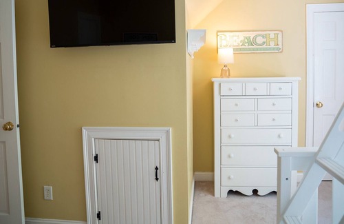Barnstable Casa | New 4 bedroom 2.5 bath house with pool in a private setting