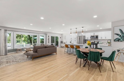 Lapeer Casa | NEW 4 Bedroom 4 Bath Waterfront Home Sleeps 14!