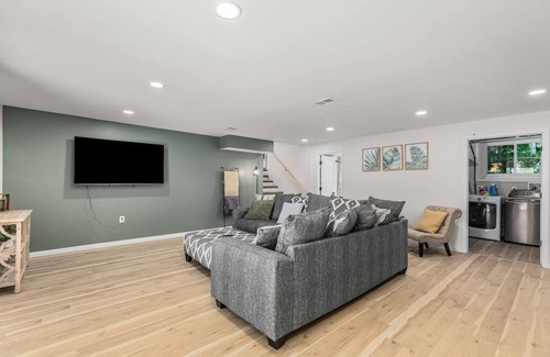 Lapeer Casa | NEW 4 Bedroom 4 Bath Waterfront Home Sleeps 14!
