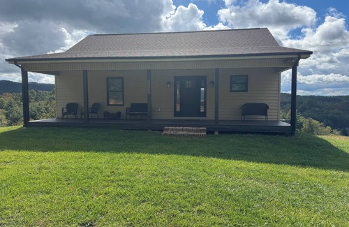 West Jefferson Casa | New 4 bedroom house secluded with Mountain View’s and access to New River