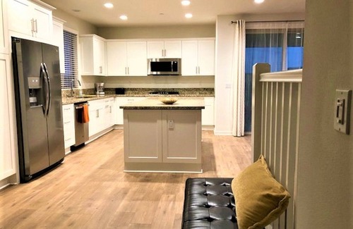 Lake Forest Casa | Casa nueva de 4 habitaciones cerca de Irvine Spectrum! Resort estilo de vida !!
