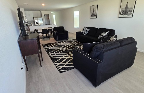 San Antonio Casa | New 4-bedroom house. Located just outside 1604. West side of San Antonio