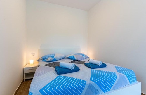 Cres Casa | New 4 star Room M&A in town Cres